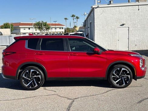 Used 2023 Mitsubishi Outlander SE FWD image 3