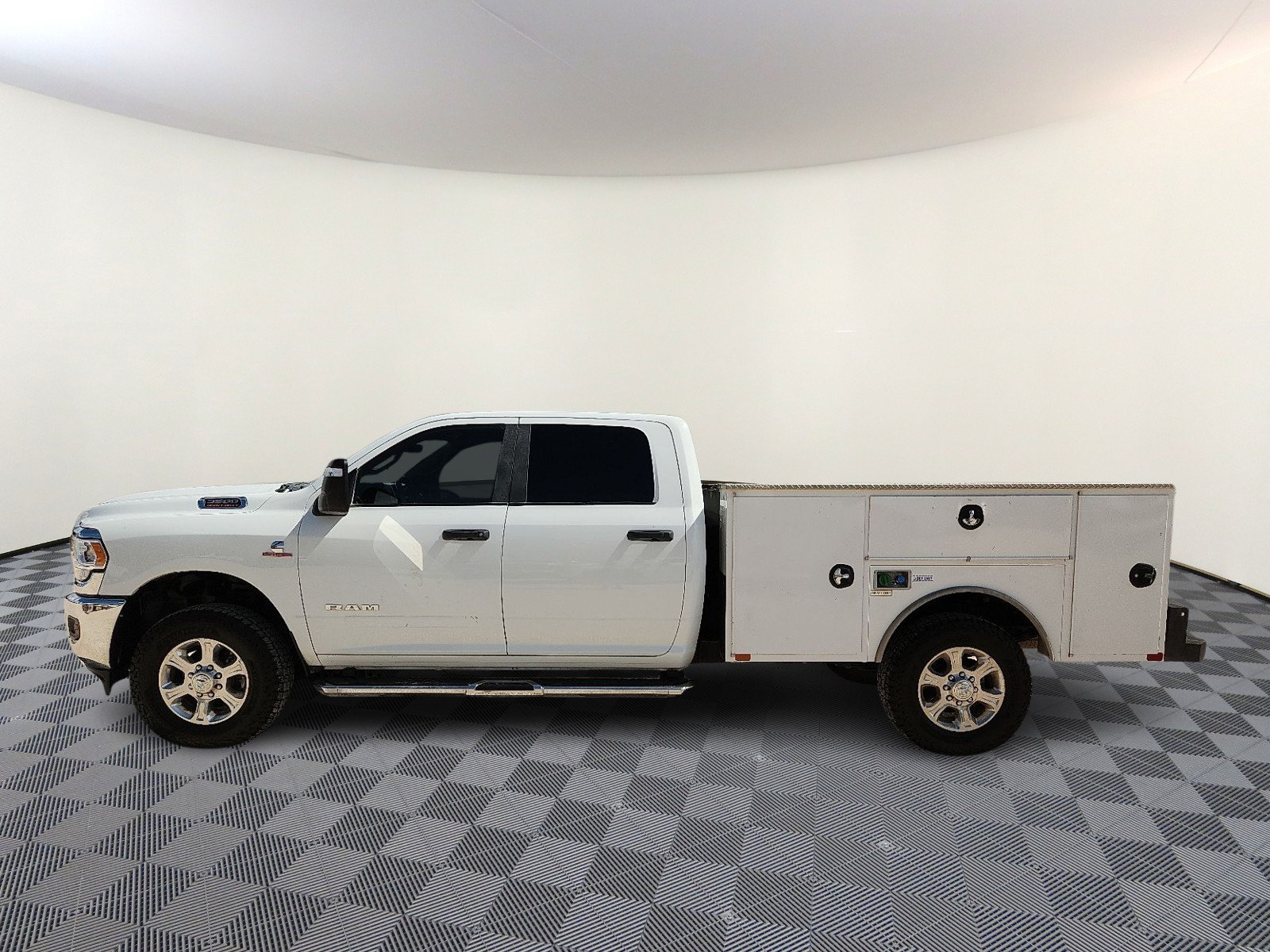 Used 2024 RAM 3500 Big Horn AWD/4WD image 2