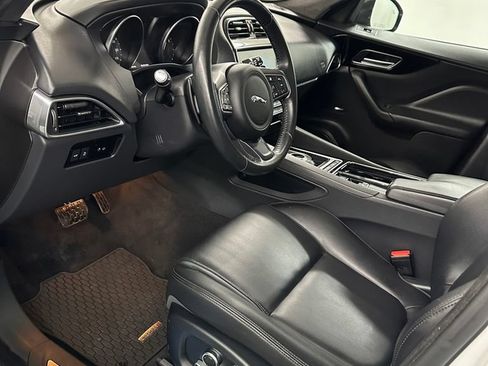Used 2020 Jaguar F-PACE Premium AWD/4WD image 10