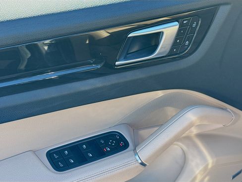 Used 2019 Porsche Cayenne AWD image 23