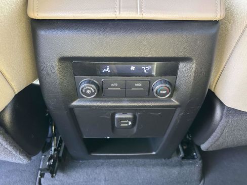 Used 2023 Chevrolet Traverse LT image 15