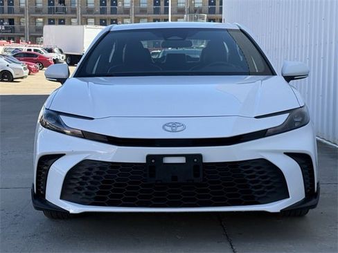 Used 2025 Toyota Camry SE image 8