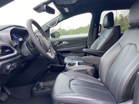 New 2026 Chrysler Pacifica Select image 13