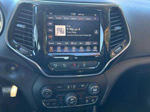 Used 2021 Jeep Cherokee Limited image 23