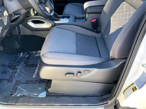 Used 2025 Nissan Frontier SV image 30