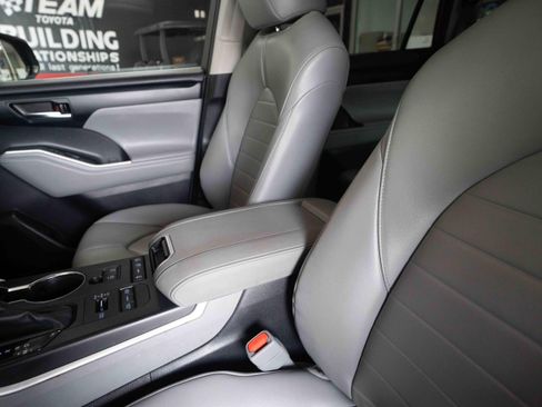 Used 2020 Toyota Highlander XLE AWD/4WD image 10