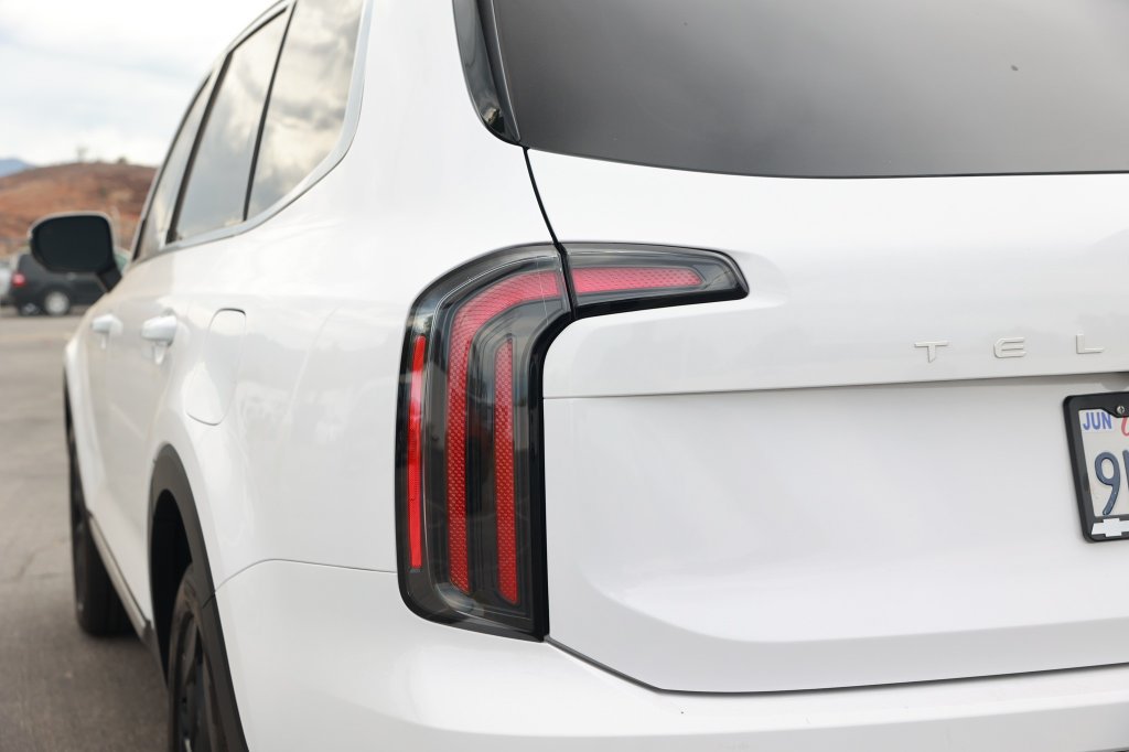 Used 2025 Kia Telluride EX w/ EX Captain's Chair Package FWD image 16