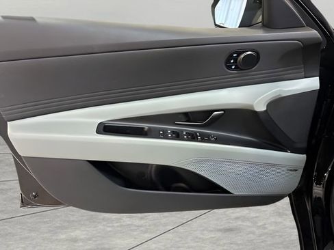 New 2025 Hyundai Elantra Limited image 12