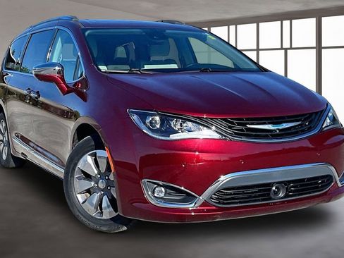 Used 2018 Chrysler Pacifica Limited w/ Advanced Safetytec Group image 3
