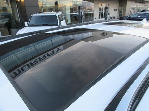 Used 2023 Jeep Wagoneer L Series III w/ Premium Group I image 18