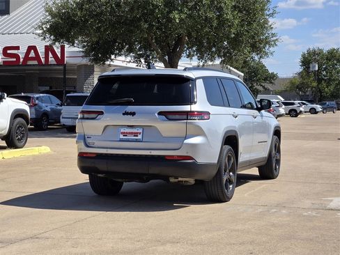 Used 2022 Jeep Grand Cherokee L Laredo image 5