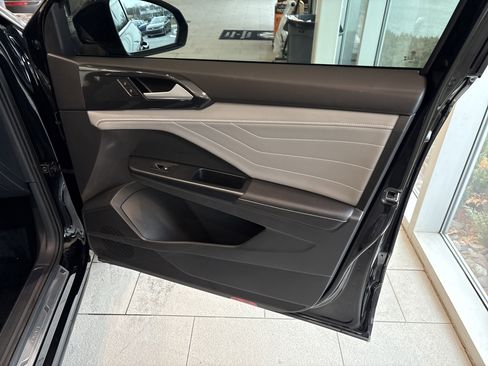 Used 2024 Volkswagen Taos SEL image 18