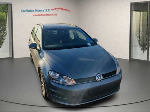 Used 2017 Volkswagen Golf S image 2