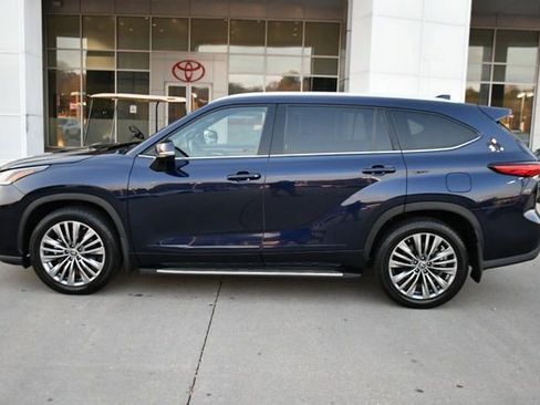 Used 2022 Toyota Highlander Platinum image 2