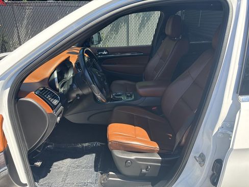 Used 2020 Jeep Grand Cherokee Overland AWD/4WD image 23
