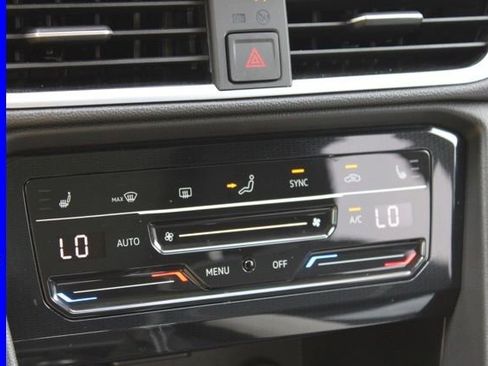 Used 2025 Volkswagen Taos SE w/ Panoramic Sunroof Package AWD/4WD image 39