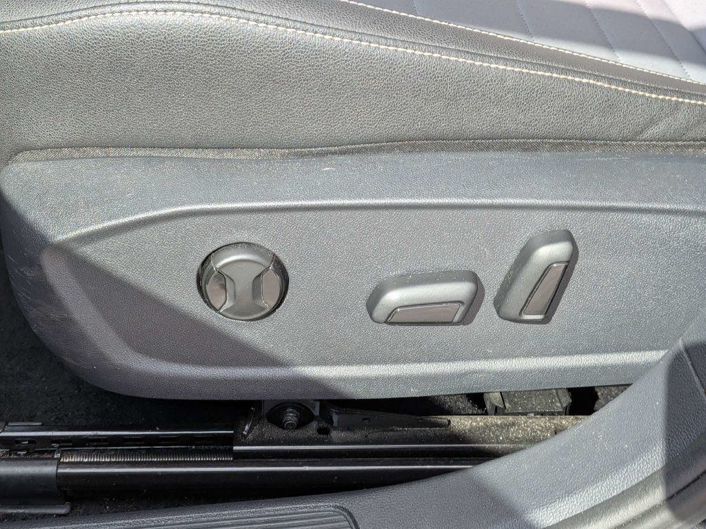 Used 2025 Volkswagen Jetta SE FWD image 18