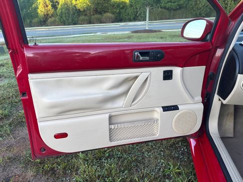 Used 2006 Volkswagen Beetle 2.5L OPTION PACKAGE 1 image 11