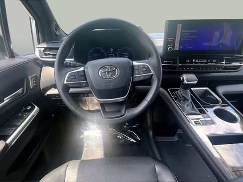 Used 2025 Toyota Sienna Limited AWD/4WD image 6