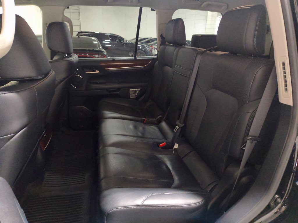 Used 2016 Lexus LX 570 4WD w/ Luxury Package image 12