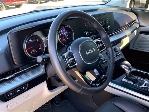 Used 2024 Kia Carnival LX image 15