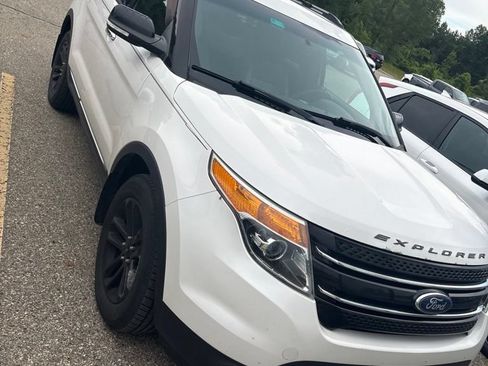 Used 2014 Ford Explorer XLT w/ Equipment Group 202A AWD/4WD image 3