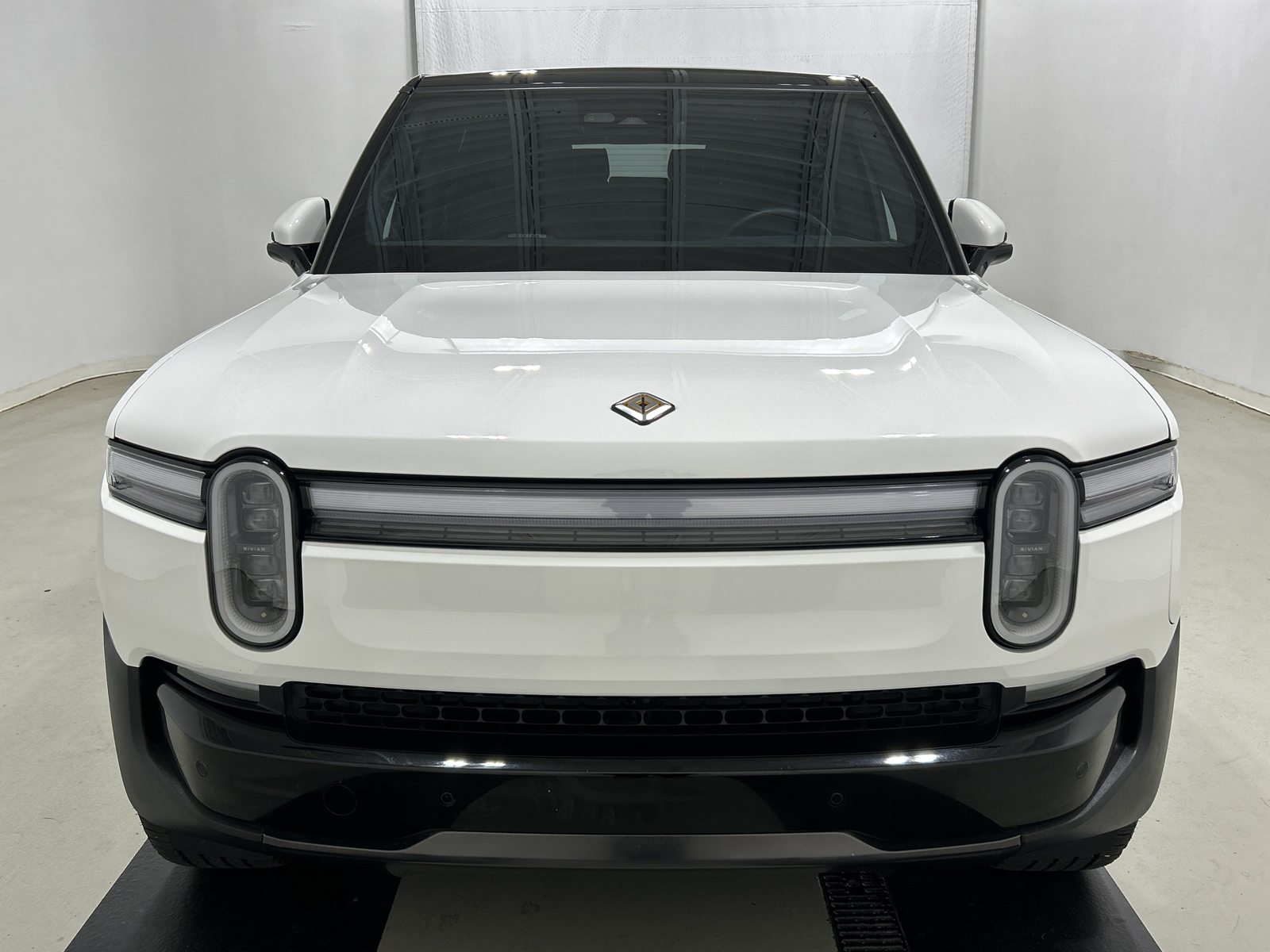 Used 2025 Rivian R1S Adventure Dual AWD/4WD image 8