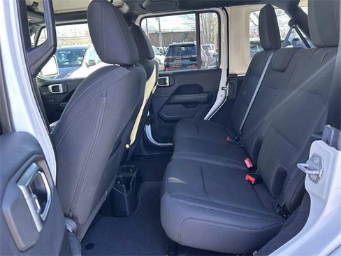 Used 2018 Jeep Wrangler Unlimited Sahara image 13