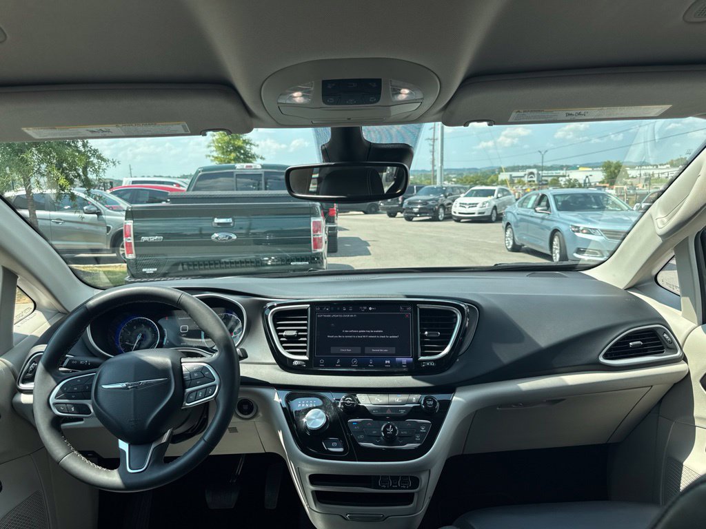 Used 2023 Chrysler Pacifica Touring-L FWD image 18