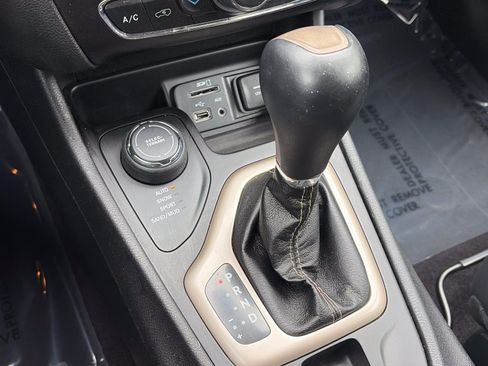 Used 2017 Jeep Cherokee Limited AWD/4WD image 25