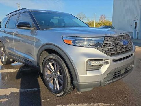 Used 2022 Ford Explorer XLT w/ Equipment Group 202A image 3
