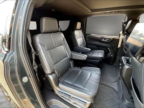 Used 2021 Chevrolet Suburban RST w/ Luxury Package image 17