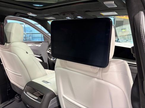 Used 2025 Cadillac Escalade ESV V image 17