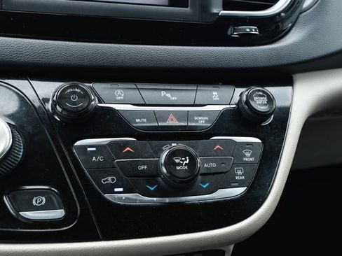 Used 2020 Chrysler Pacifica Touring-L FWD image 18