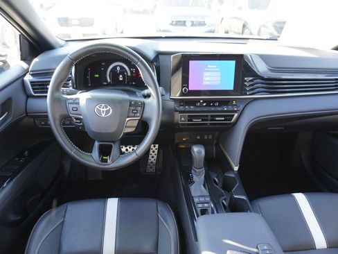 Used 2025 Toyota Camry SE image 2