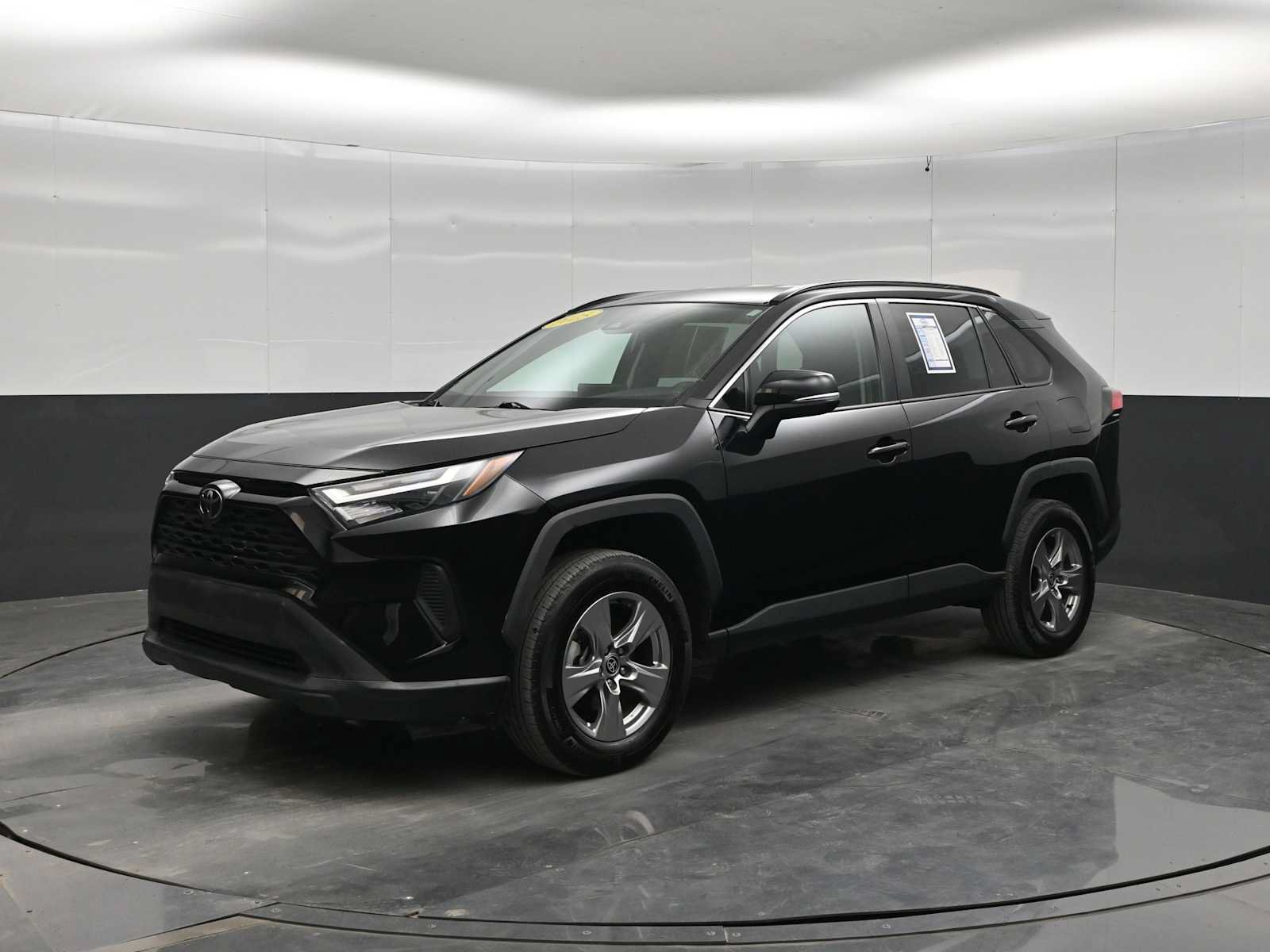 Used 2025 Toyota RAV4 XLE AWD/4WD image 4