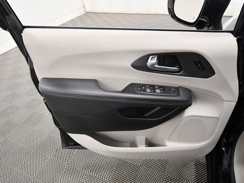 Used 2024 Chrysler Pacifica Touring-L image 13