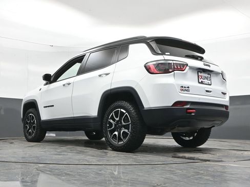 Used 2025 Jeep Compass Trailhawk AWD/4WD image 45