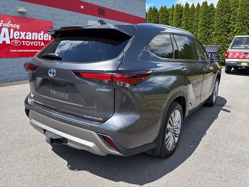 Used 2024 Toyota Highlander Platinum AWD/4WD image 3