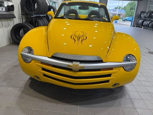 Used 2004 Chevrolet SSR w/ Preferred Equipment Group RWD image 5