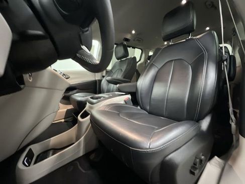 Used 2024 Chrysler Pacifica Touring-L image 18