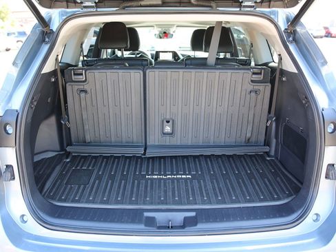 Used 2020 Toyota Highlander XLE AWD/4WD image 16