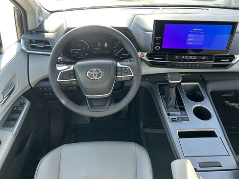 Used 2025 Toyota Sienna XLE w/ XLE Plus Package image 19