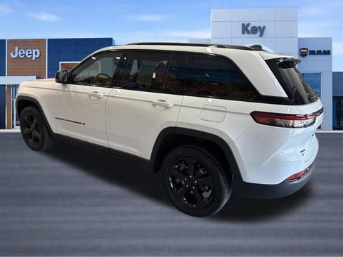 Used 2023 Jeep Grand Cherokee Altitude AWD/4WD image 4