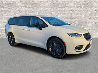 New 2026 Chrysler Pacifica Select