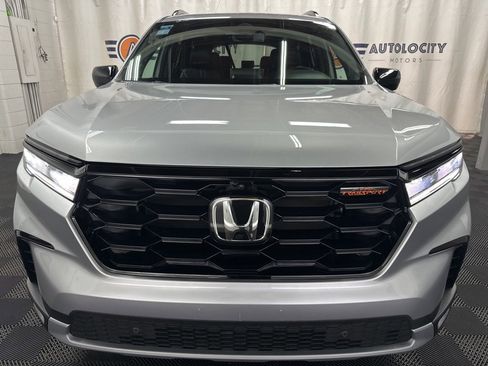 Used 2025 Honda Pilot TrailSport image 3