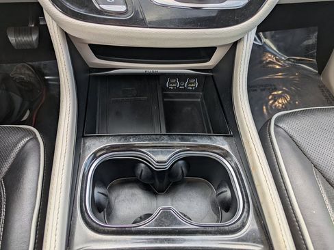 Used 2023 Chrysler Pacifica Limited image 25