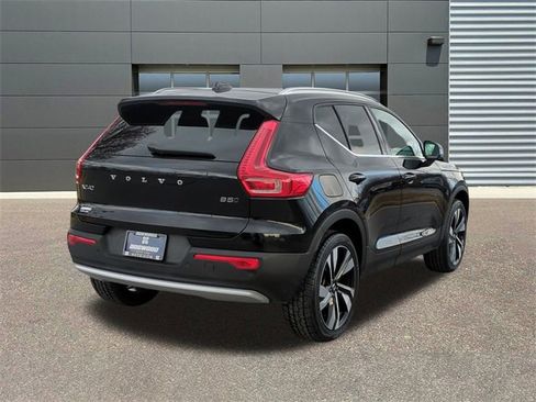 Used 2025 Volvo XC40 B5 Plus image 7
