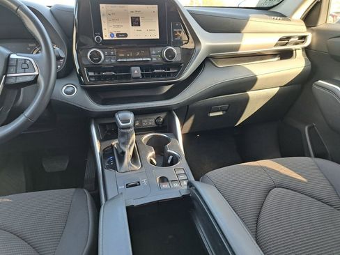 Used 2024 Toyota Highlander LE image 21