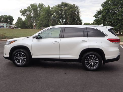 Used 2019 Toyota Highlander XLE AWD/4WD image 9